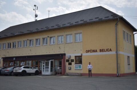 petar janušić kod zgrade općine belica