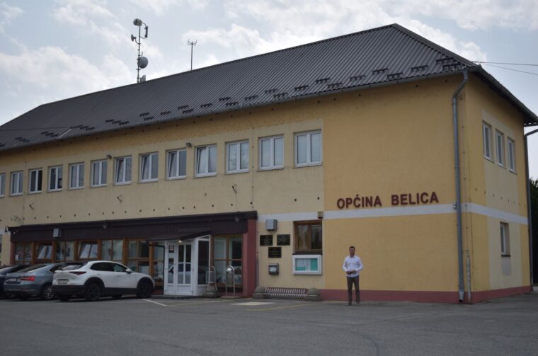 petar janušić kod zgrade općine belica