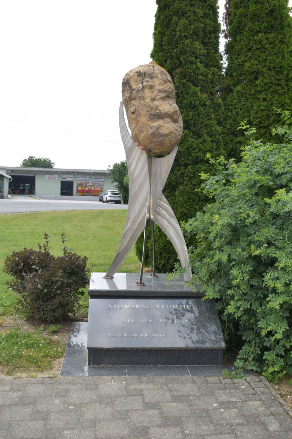 spomenik krumpiru belica