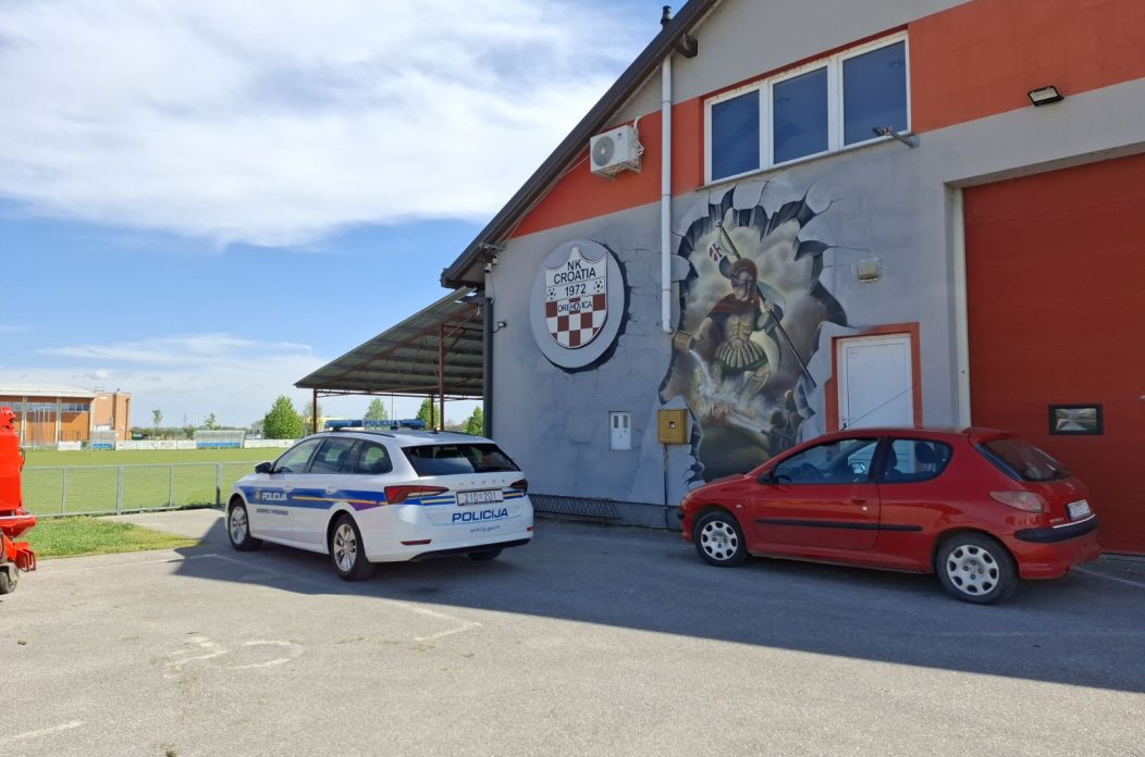 OREHOVICA Nepoznati počinitelj zapalio kante kod NK Croatie, vatra zahvatila i fasadu (1)