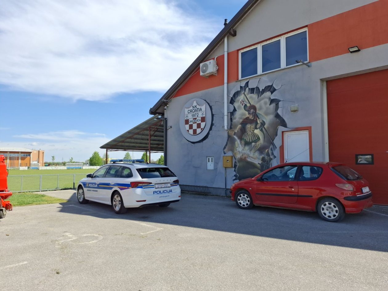 OREHOVICA Nepoznati počinitelj zapalio kante kod NK Croatie, vatra zahvatila i fasadu (1)