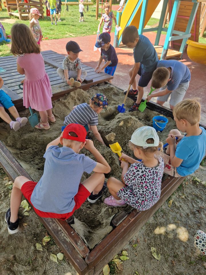 Zajedno za vrtić: Roditelji i djelatnici uljepšali dvorište