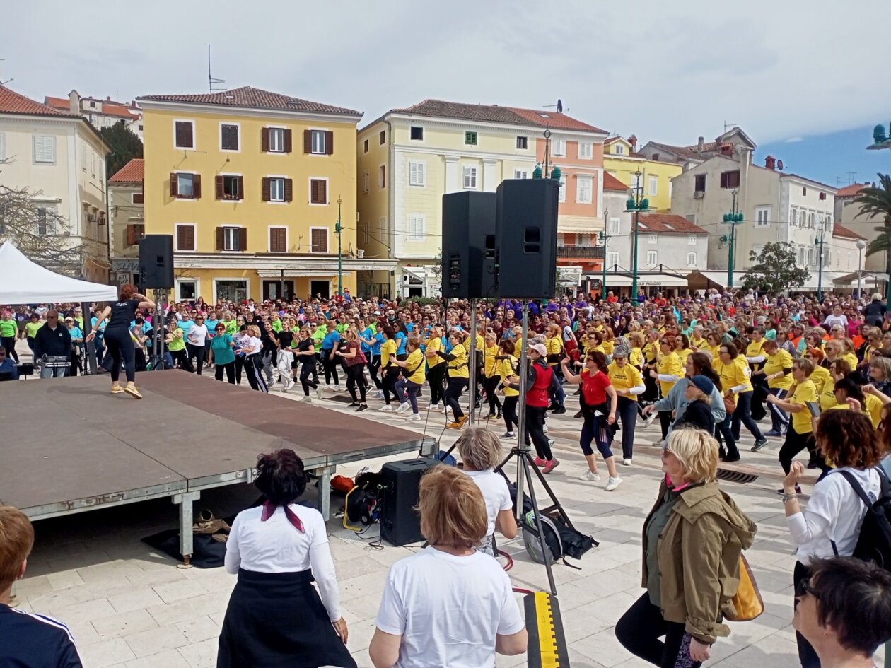 zajedničko vježbanje na trgu