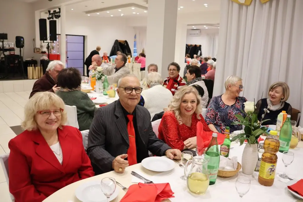 zlatni i dijamantni pirovi, MŽ,2025 (15) zlatni i dijamantni pirovi, MŽ,2025 (15)