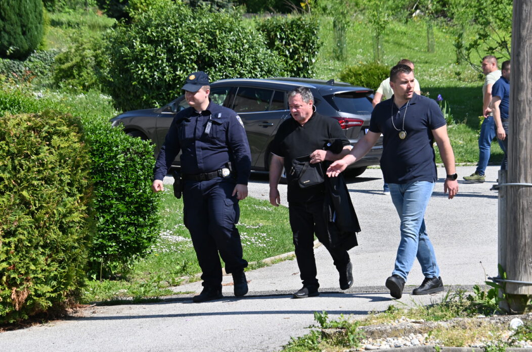 Čakovec: Privođenje svećenika koji je uhićen zbog sumnje da je spolno zlostavljao dječake